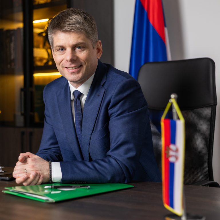 Арно Гујон занимљивим видеом честитао Мађарима Дан Мађарске: Србија и Мађарска – најневероватније пријатељство?