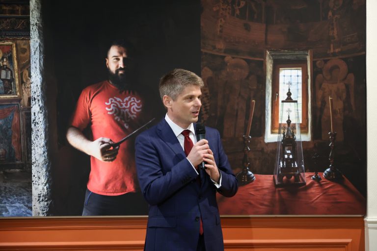 Гујон: Кроз објектив француске уметнице представљена истина о животу Срба на Косову и Метохији у срцу Париза