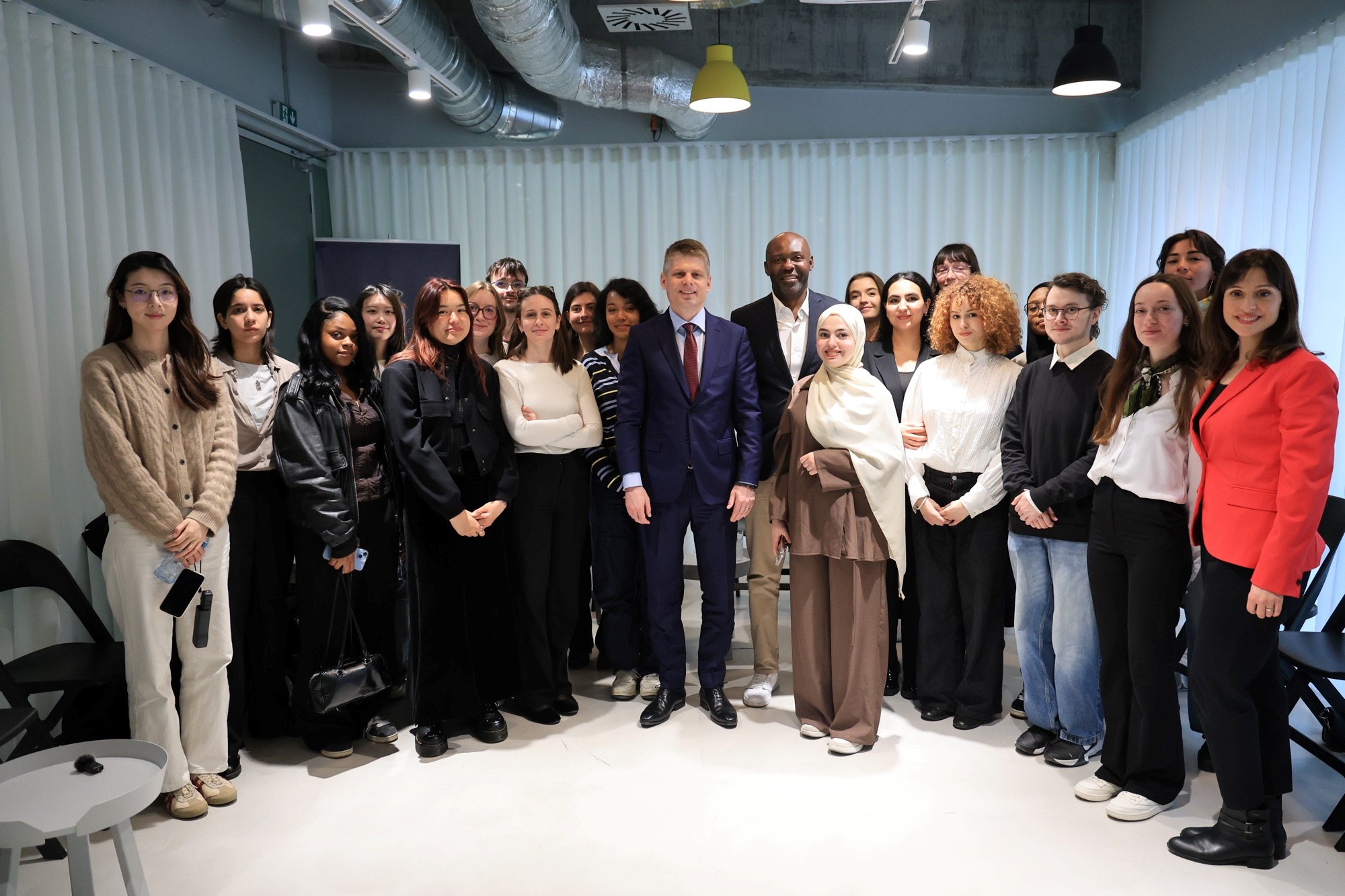 Гујон са студентима Сорбоне: Србија гради мрежу младих у свету који су је посетили, упознали и заволели