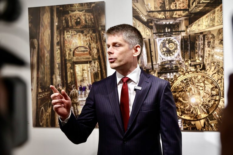 Гујон у Цириху отворио изложбу “Угрожени и заборављени људи”